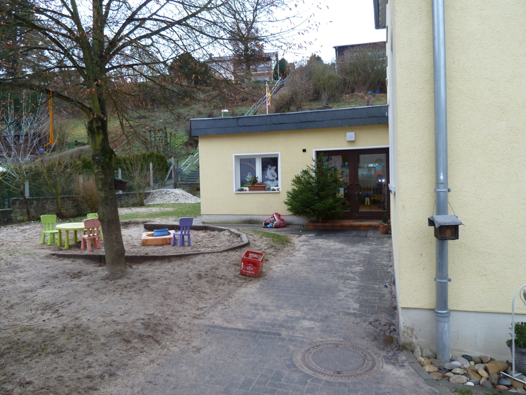 Der Kindergarten in Drommershausen. Foto aus 2013. Vor dem Umbau des Spielplatzes