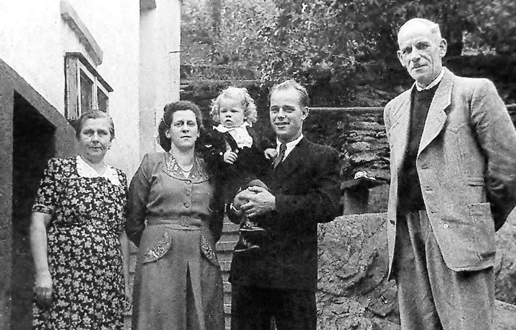 Fritz Heil (rechts) mit seiner Frau Minna, geborene Klum, Tochter Elisabeth, dern Mann Alfred Lang und Enkel Bernd Anfang der 50er Jahre.